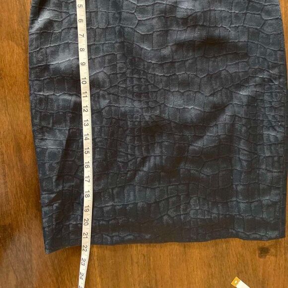 Ellen Tracy Dark blue pencil skirt, embossed on fabric size 4P - Picture 9 of 10